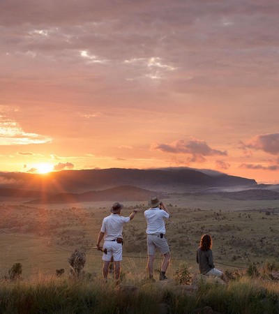 Mhondoro Safari Lodge and Villa - Rangers avec un magnifique coucher de soleil