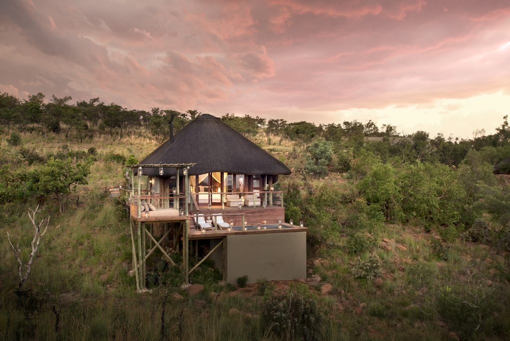 Mhondoro Safari Lodge and Villa, Honeymoon Suite with beautiful pool and pink sunset