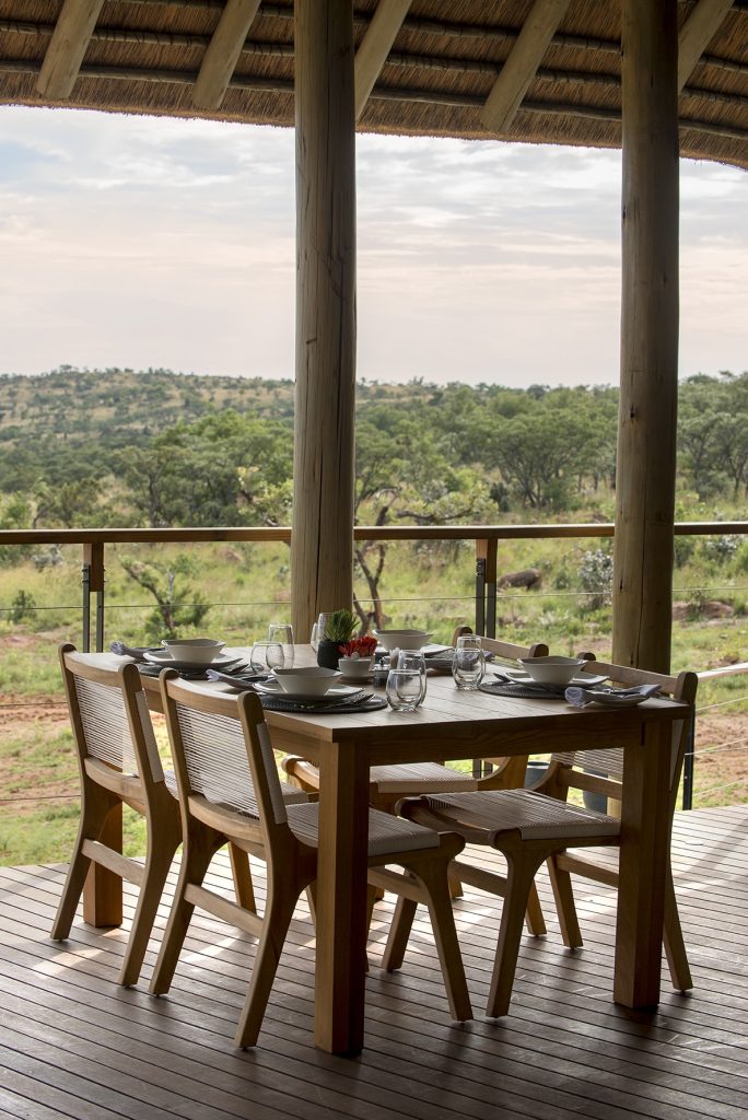 Mhondoro Safari Lodge - Arrival image set table