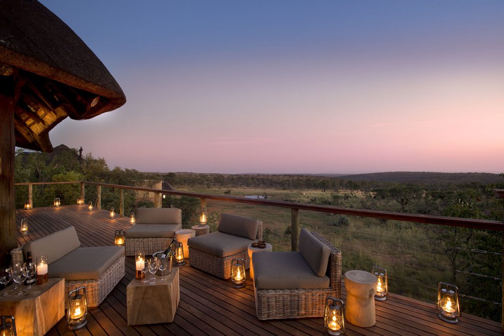 Mhondoro Safari Lodge and Villa, Sunset at dusk pink sky