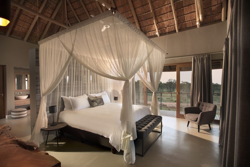 Mhondoro Safari Lodge and Villa - Main Lodge master bedroom